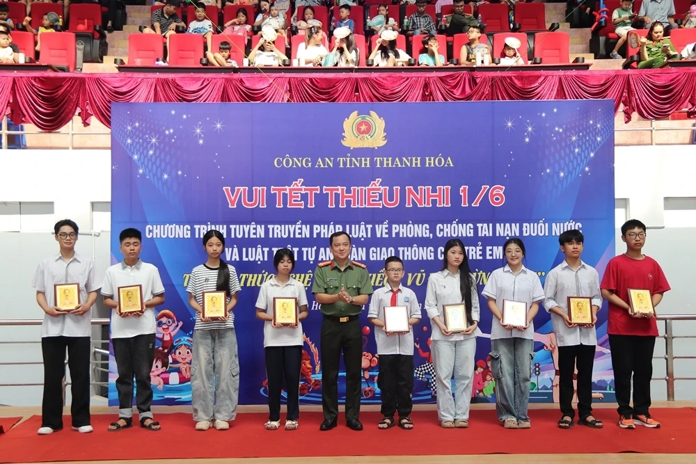 Công an tỉnh tổ chức chương trình Vui Tết thiếu nhi 1/6 và trao quà học sinh giỏi