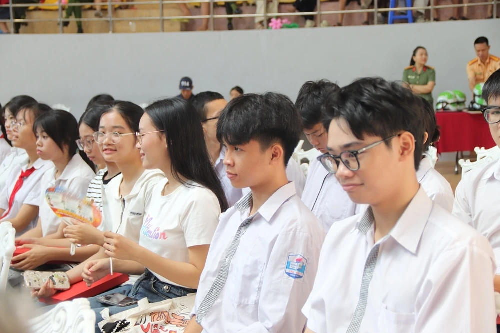 Công an tỉnh tổ chức chương trình Vui Tết thiếu nhi 1/6 và trao quà học sinh giỏi
