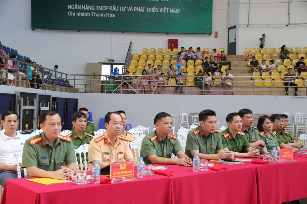 Công an tỉnh tổ chức chương trình Vui Tết thiếu nhi 1/6 và trao quà học sinh giỏi