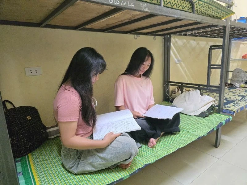 Ngôi trường trở thành điểm ăn nghỉ miễn phí cho sĩ tử vùng biên