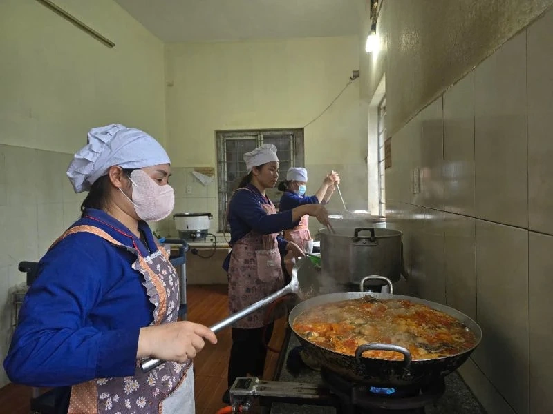 Ngôi trường trở thành điểm ăn nghỉ miễn phí cho sĩ tử vùng biên