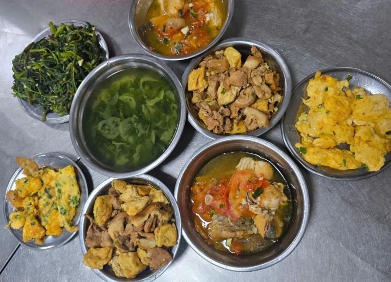 Ngôi trường trở thành điểm ăn nghỉ miễn phí cho sĩ tử vùng biên