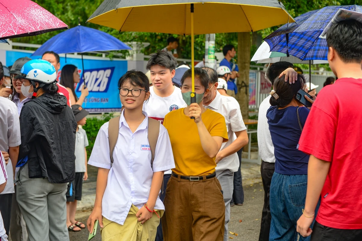 Phụ huynh Thanh Hóa đội mưa đón thí sinh hoàn thành môn Ngữ văn