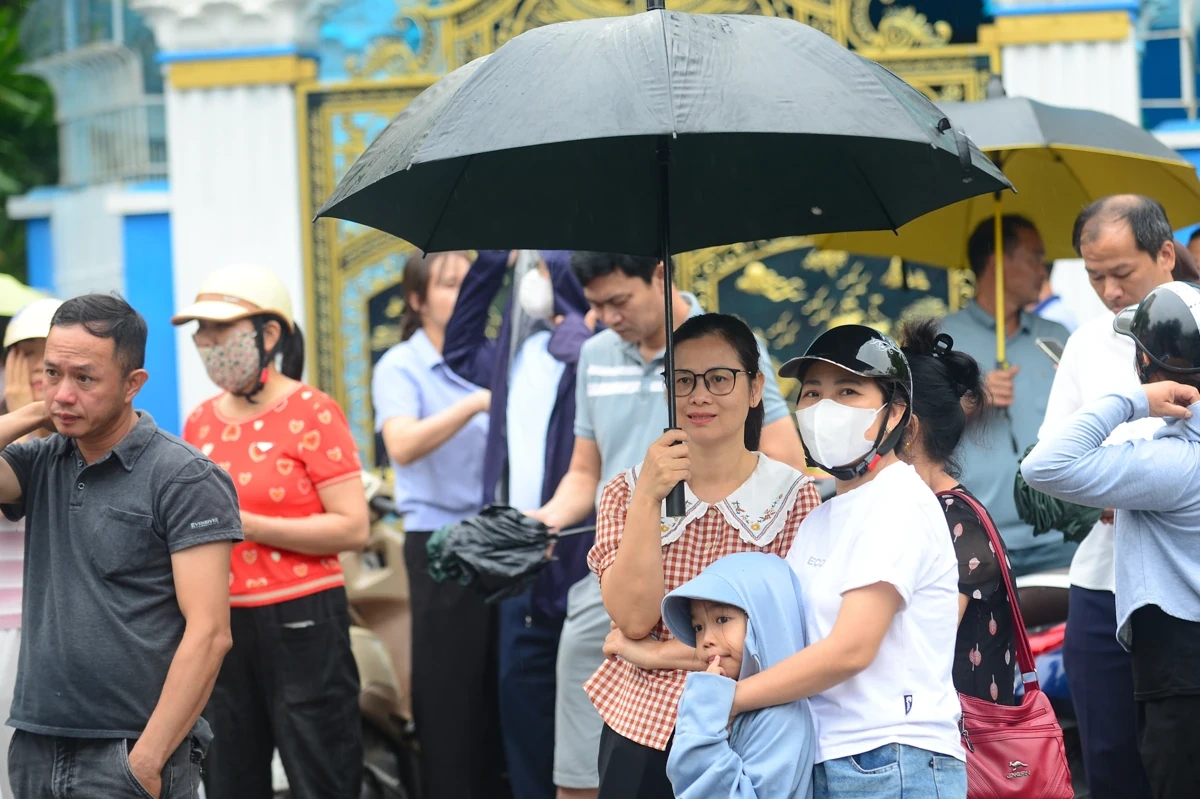 Phụ huynh Thanh Hóa đội mưa đón thí sinh hoàn thành môn Ngữ văn