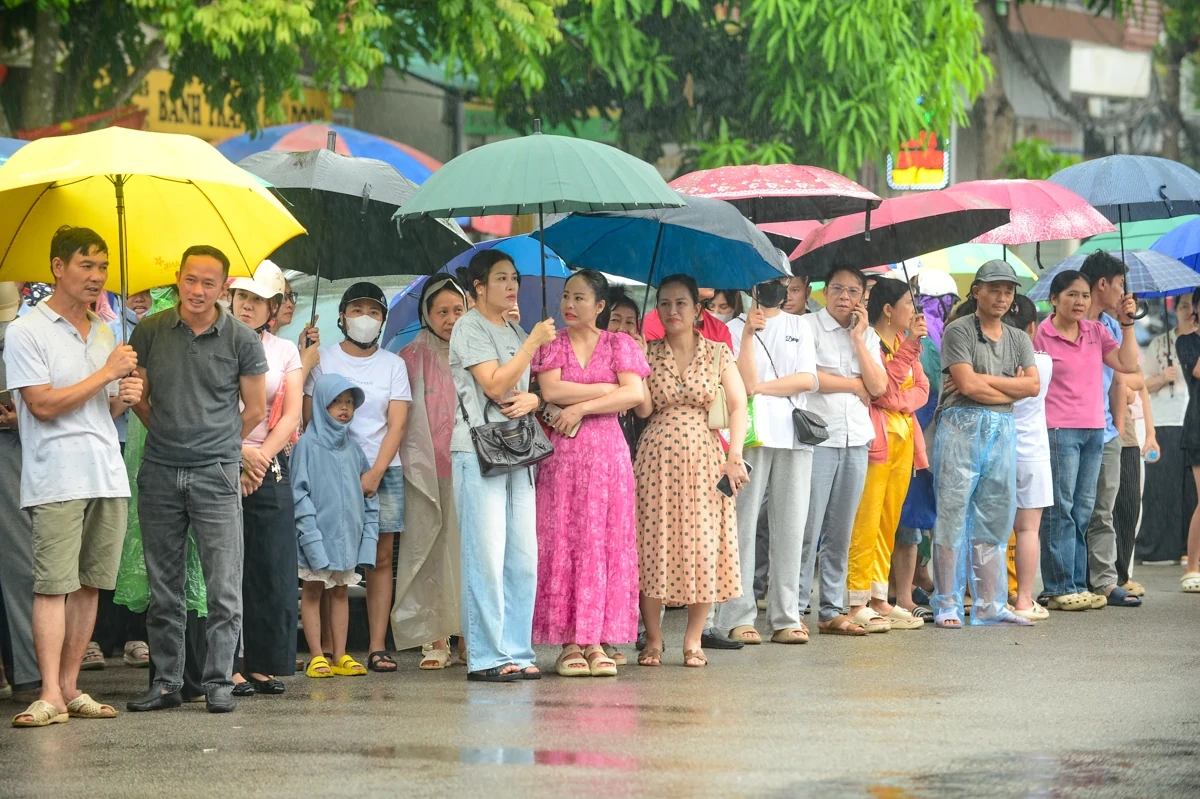 Phụ huynh Thanh Hóa đội mưa đón thí sinh hoàn thành môn Ngữ văn