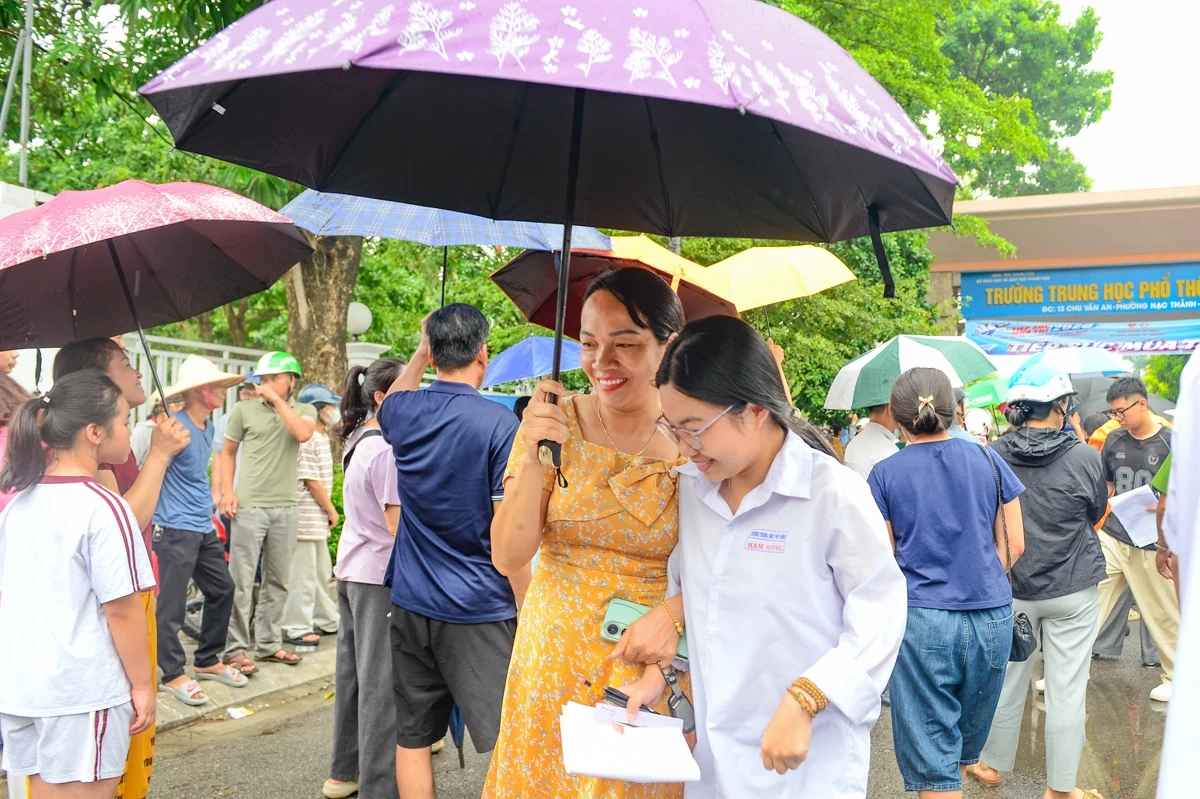 Phụ huynh Thanh Hóa đội mưa đón thí sinh hoàn thành môn Ngữ văn