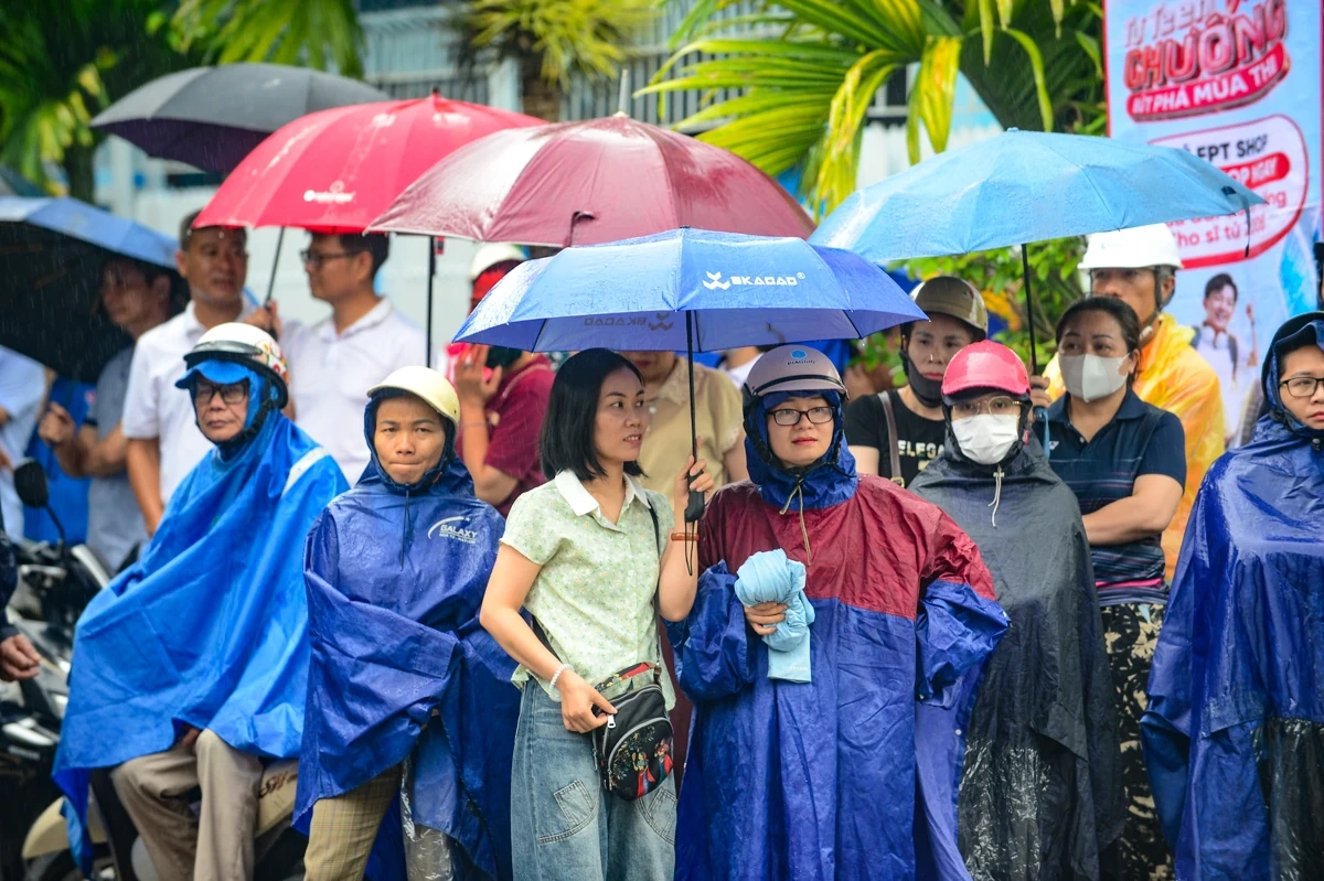 Phụ huynh Thanh Hóa đội mưa đón thí sinh hoàn thành môn Ngữ văn