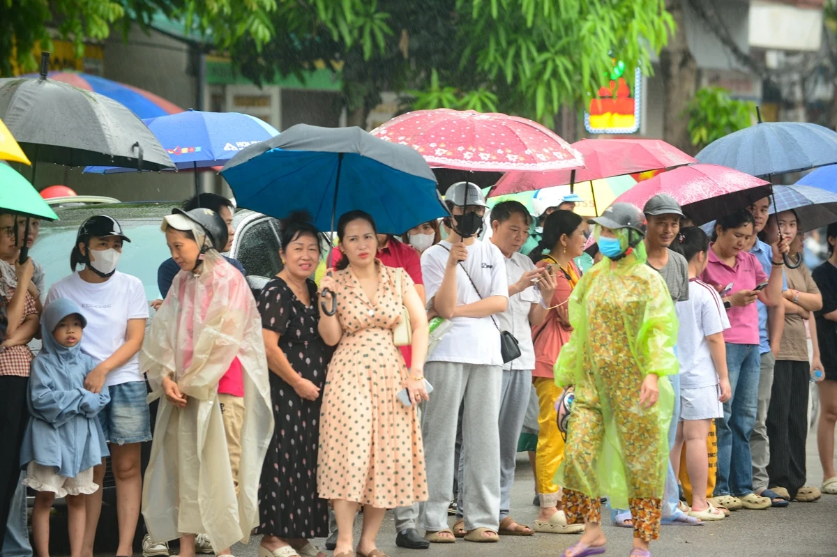Phụ huynh Thanh Hóa đội mưa đón thí sinh hoàn thành môn Ngữ văn