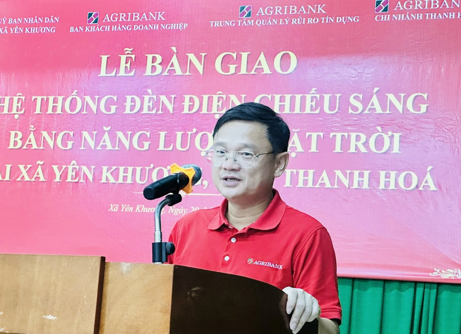 Agribank trao tặng công trình điện chiếu sáng năng lượng mặt trời tại xã biên giới Yên Khương