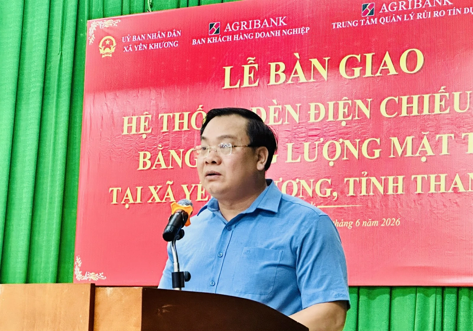 Agribank trao tặng công trình điện chiếu sáng năng lượng mặt trời tại xã biên giới Yên Khương