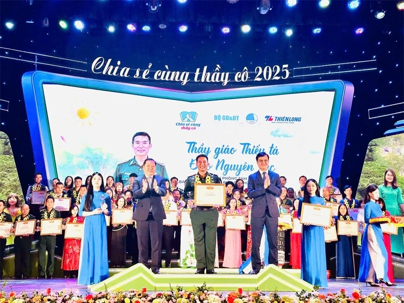 Thầy giáo “Quân hàm xanh” mang ánh sáng về cho dân bản