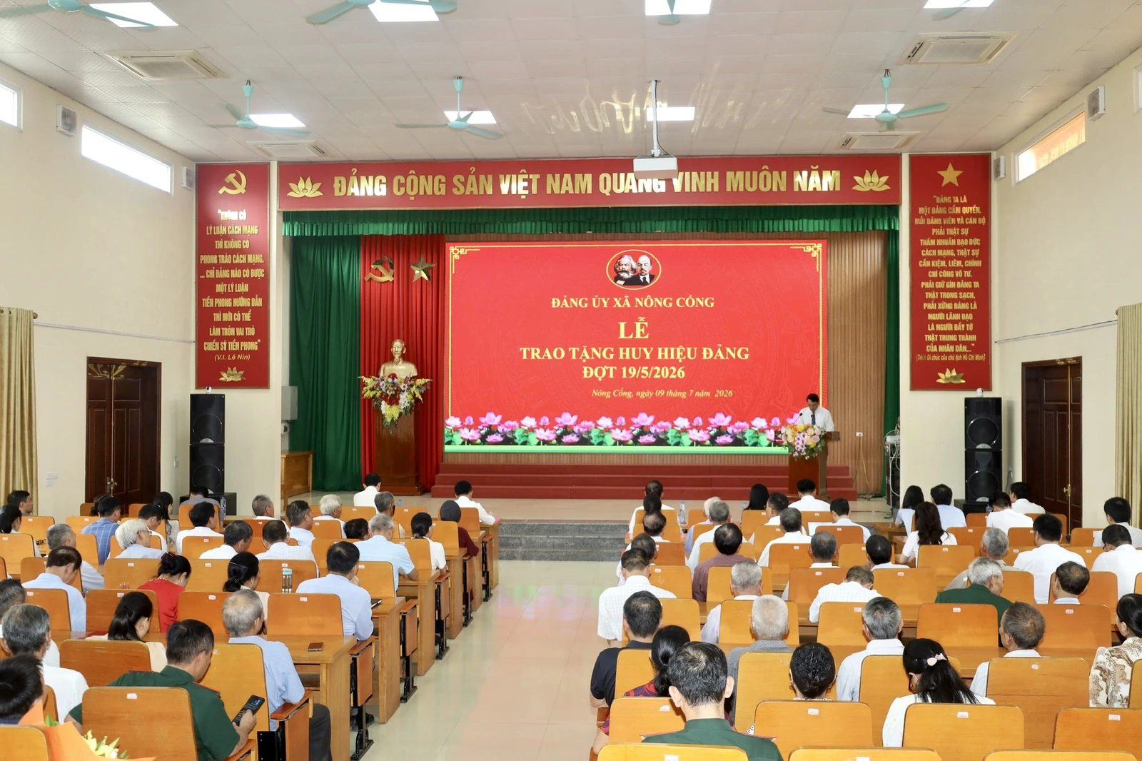 Đảng bộ xã Nông Cống trao Huy hiệu Đảng cho 61 đảng viên