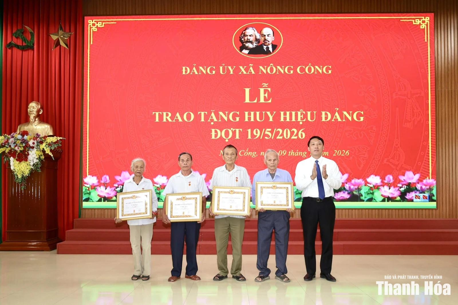 Đảng bộ xã Nông Cống trao Huy hiệu Đảng cho 61 đảng viên