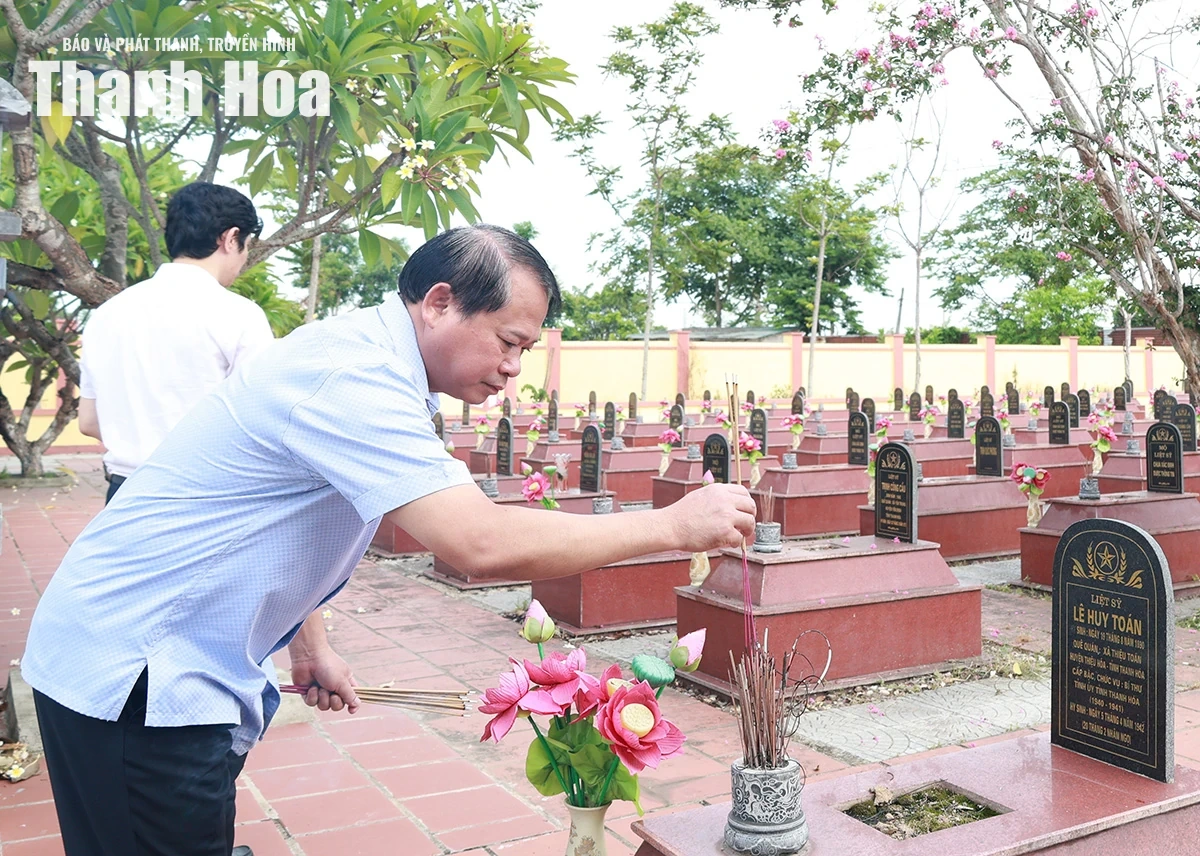 Trưởng Ban Tổ chức Tỉnh ủy Nguyễn Văn Hùng viếng nghĩa trang liệt sĩ, tặng quà cho người có công tại xã Thiệu Hóa và Thiệu Trung