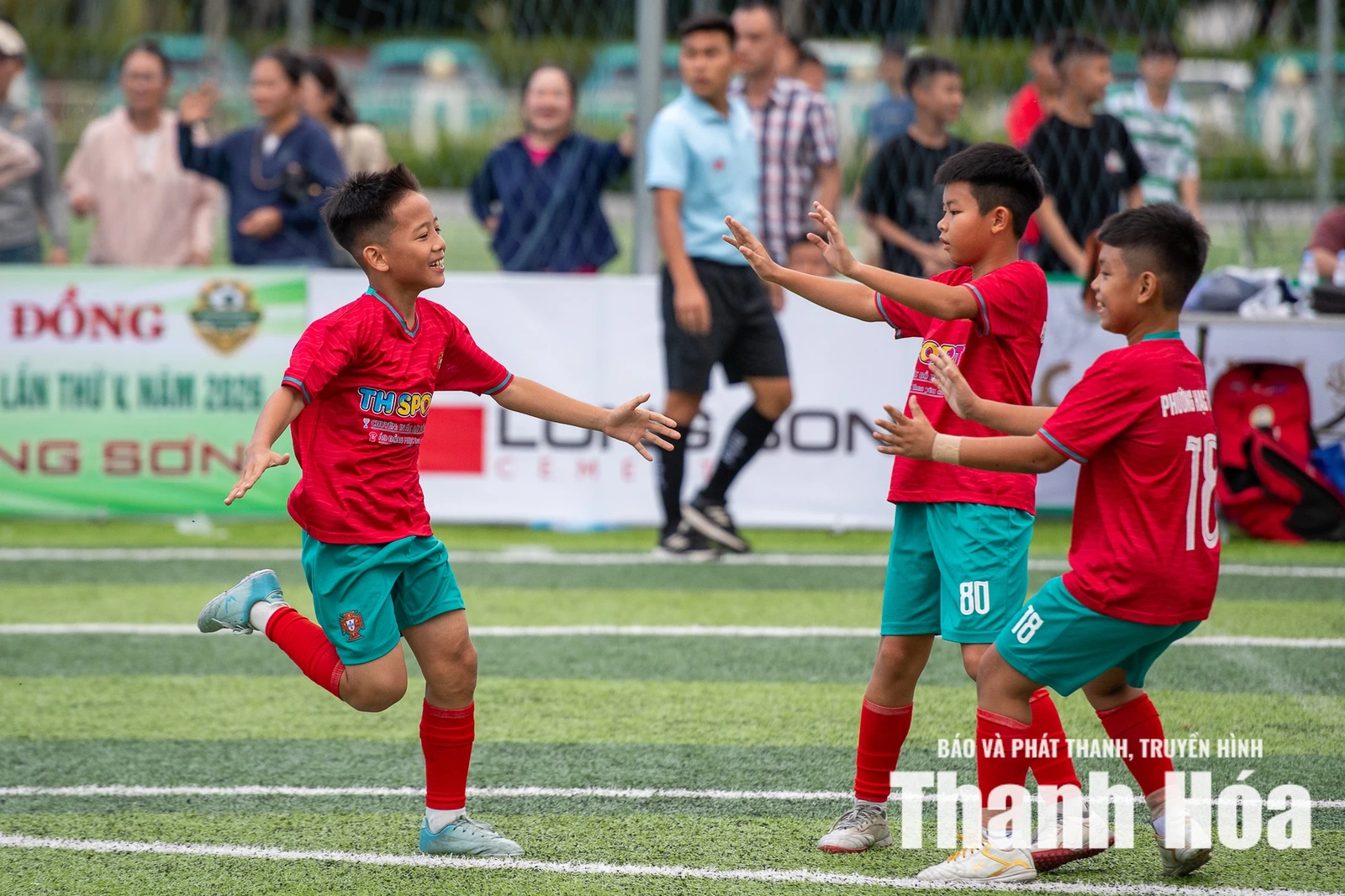 Bốn cái tên vào bán kết lứa tuổi U10 sau cơn “địa chấn” và những màn ngược dòng