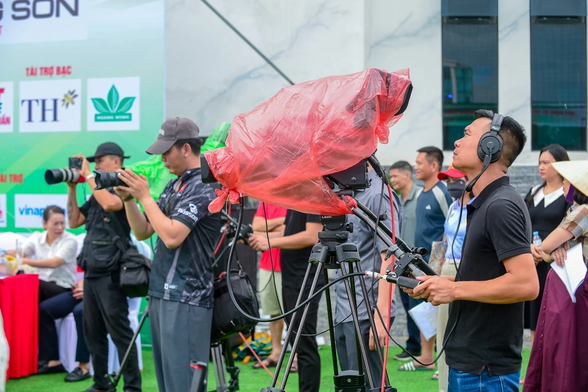 Những người thầm lặng góp phần làm nên sức nóng của giải