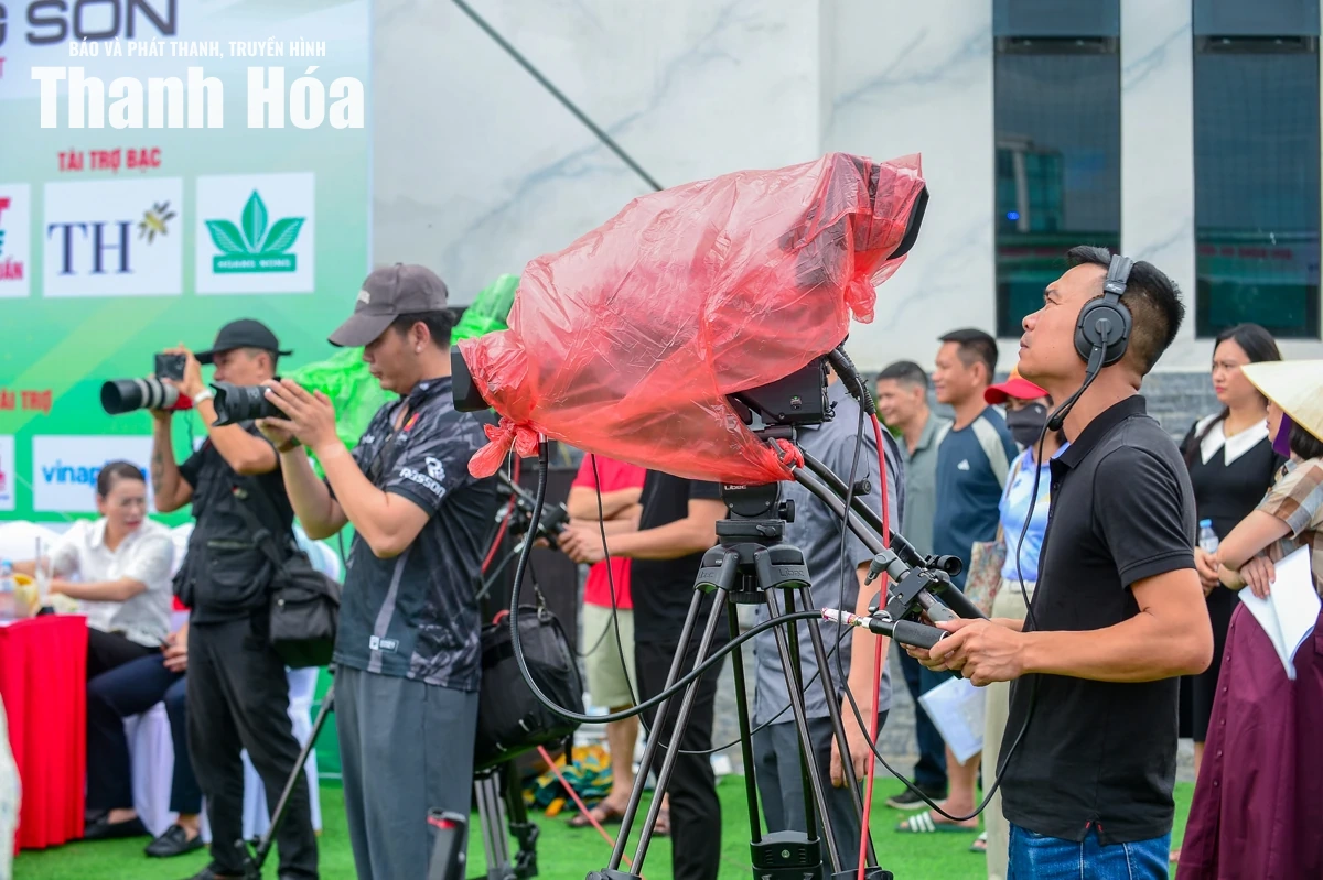 Những người thầm lặng góp phần làm nên sức nóng của giải