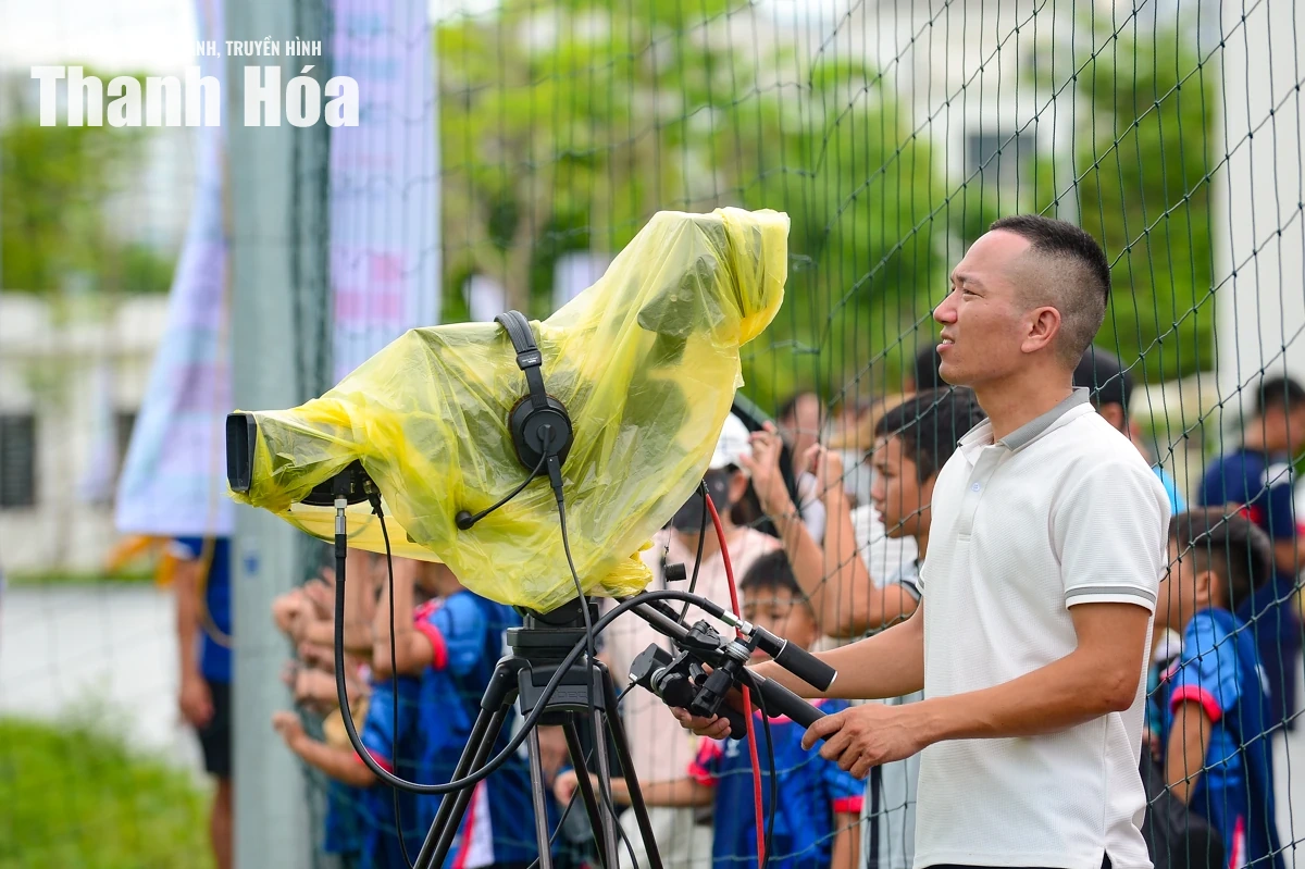 Những người thầm lặng góp phần làm nên sức nóng của giải