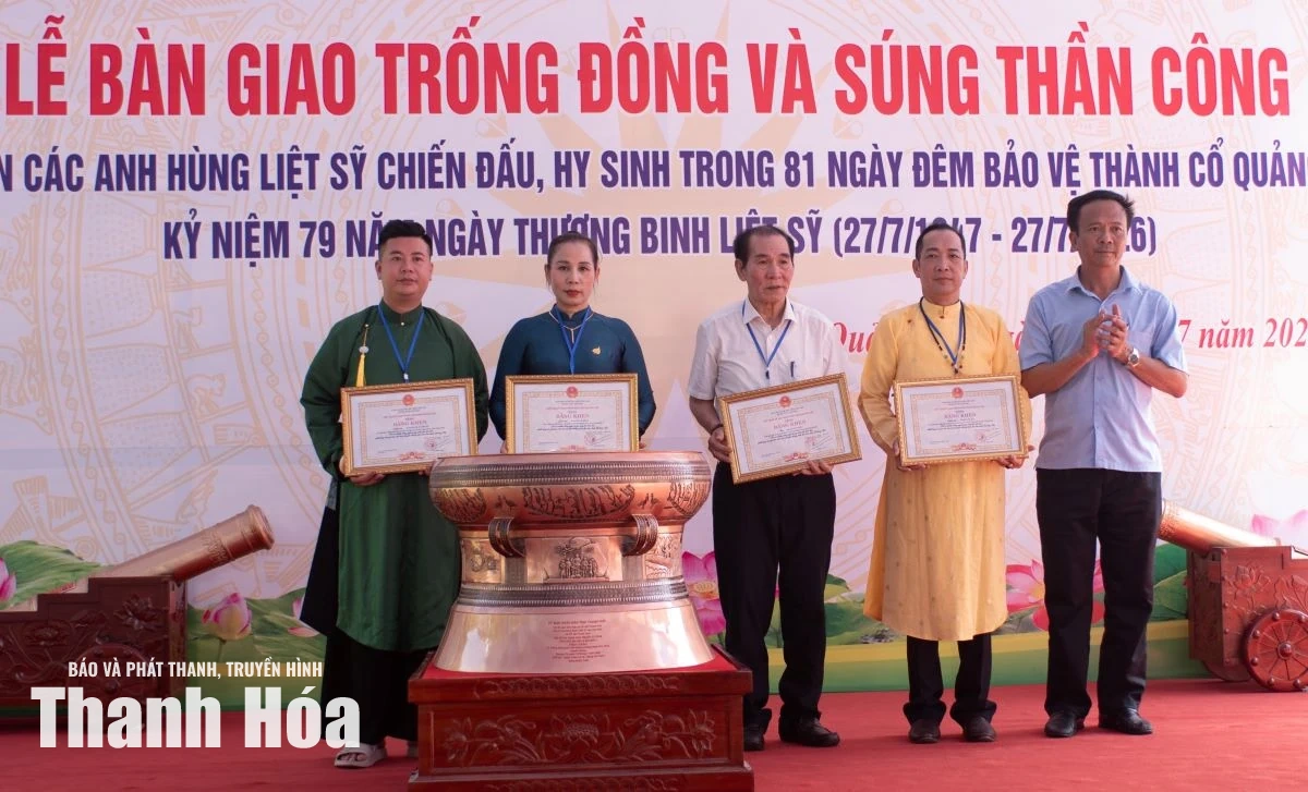 Hội Di sản Văn hóa và Cổ vật Thanh Hoa tặng trống đồng và súng thần công cho tỉnh Quảng Trị
