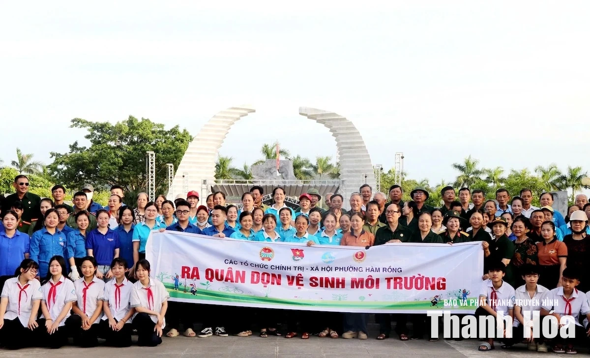 Ra quân dọn vệ sinh môi trường tại Nghĩa trang Liệt sĩ Hàm Rồng