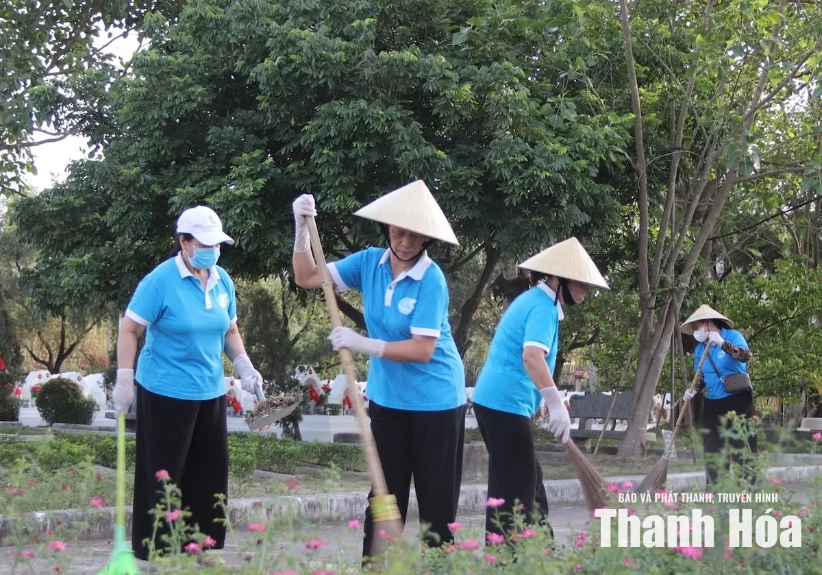 Ra quân dọn vệ sinh môi trường tại Nghĩa trang Liệt sĩ Hàm Rồng