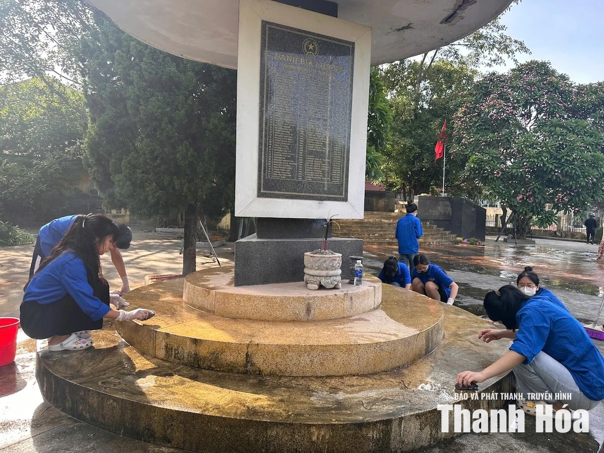Đoàn phường Hạc Thành ra quân “Ngày Chủ nhật xanh”