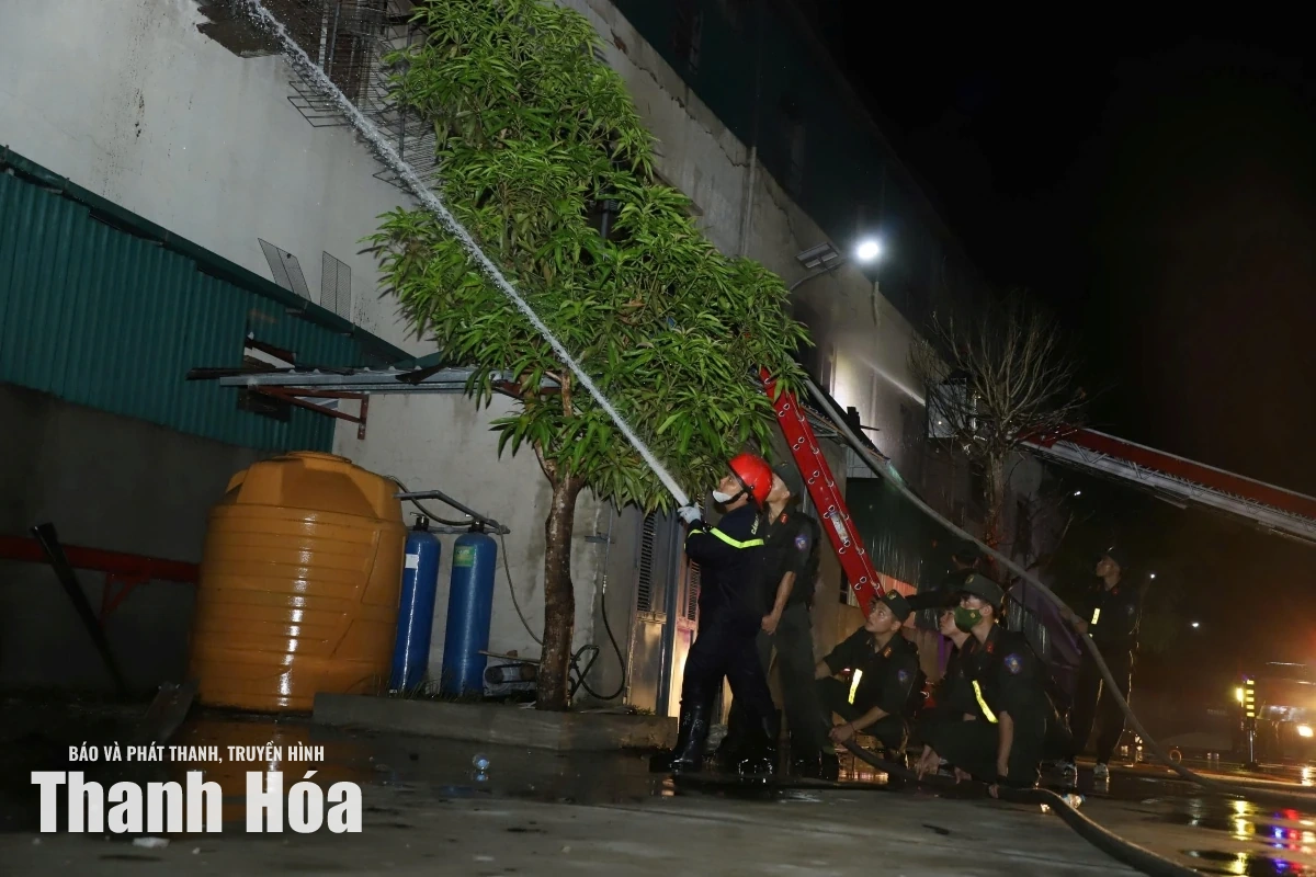 Khoảng 200 cán bộ, chiến sĩ được huy động để khống chế vụ cháy trong đêm