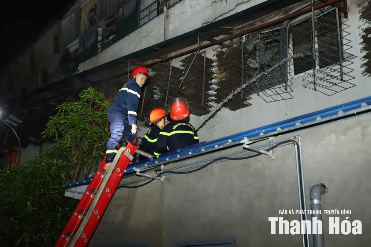 Khoảng 200 cán bộ, chiến sĩ được huy động để khống chế vụ cháy trong đêm