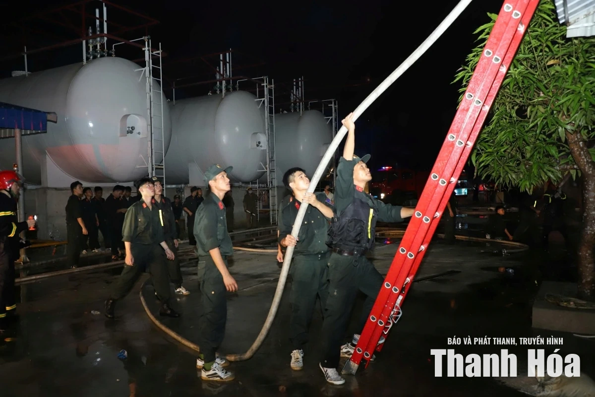 Khoảng 200 cán bộ, chiến sĩ được huy động để khống chế vụ cháy trong đêm