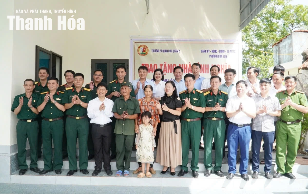 Trường Sĩ quan Lục quân 2 trao nhà tình nghĩa, nhà đại đoàn kết tại phường Bỉm Sơn