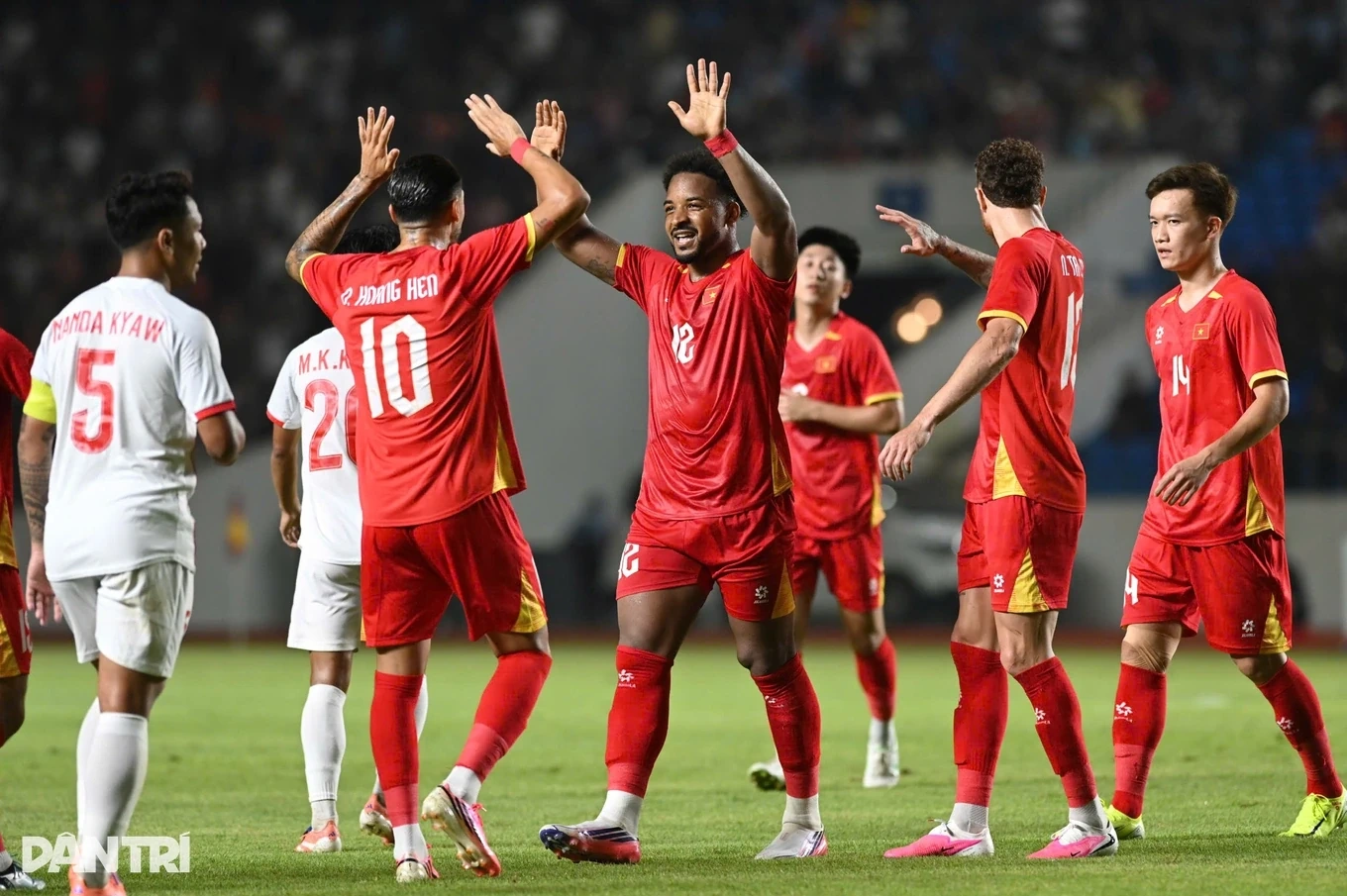 Đội tuyển Việt Nam lo lắng về tình trạng sức khỏe của Xuân Son; Trận tranh hạng ba World Cup 2026 kết thúc với tỷ số không tưởng
