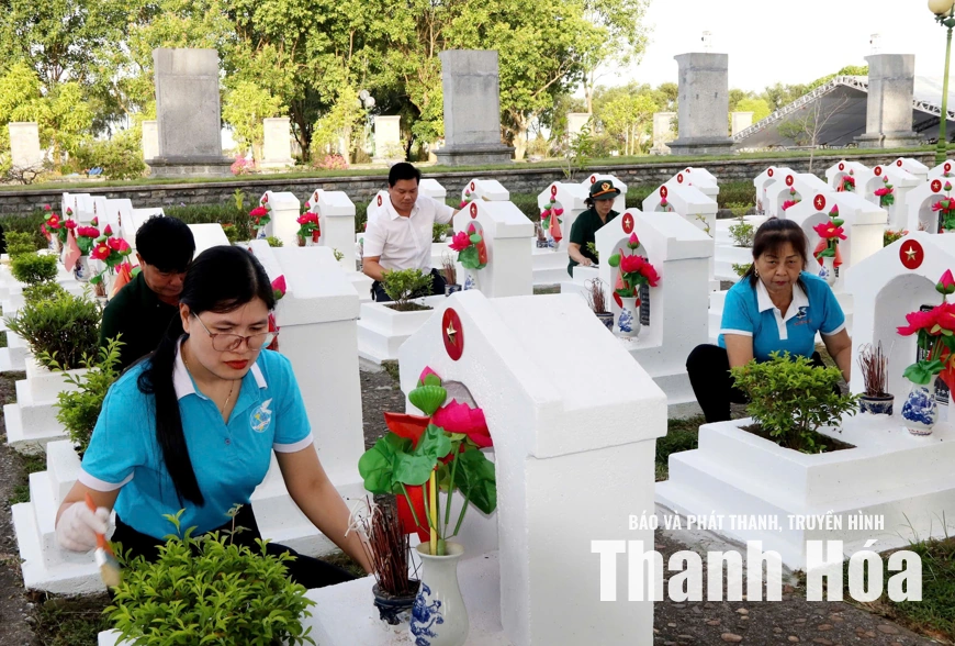 Ra quân dọn vệ sinh môi trường tại Nghĩa trang Liệt sĩ Hàm Rồng