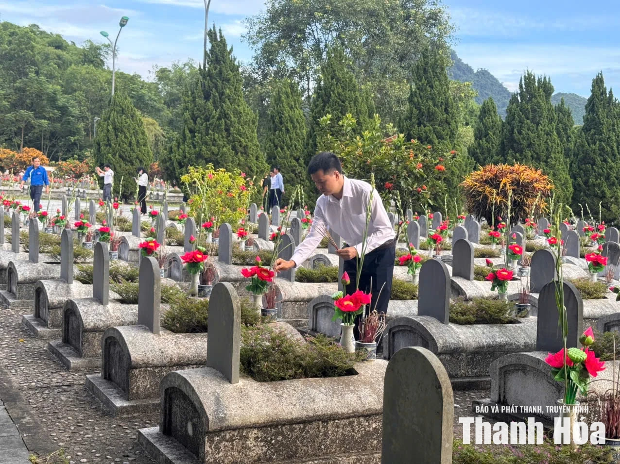 Phường Hạc Thành dâng hương tri ân các Anh hùng liệt sĩ tại Nghĩa trang Liệt sĩ Quốc tế Đồng Tâm