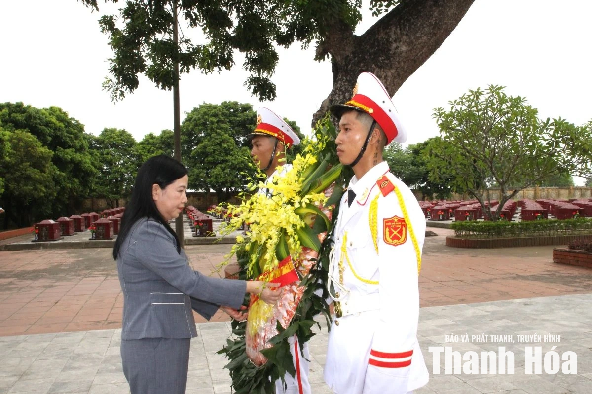 Chủ nhiệm Ủy ban Kiểm tra Tỉnh ủy Phạm Thị Thanh Thủy viếng nghĩa trang liệt sĩ; thăm, tặng quà gia đình chính sách