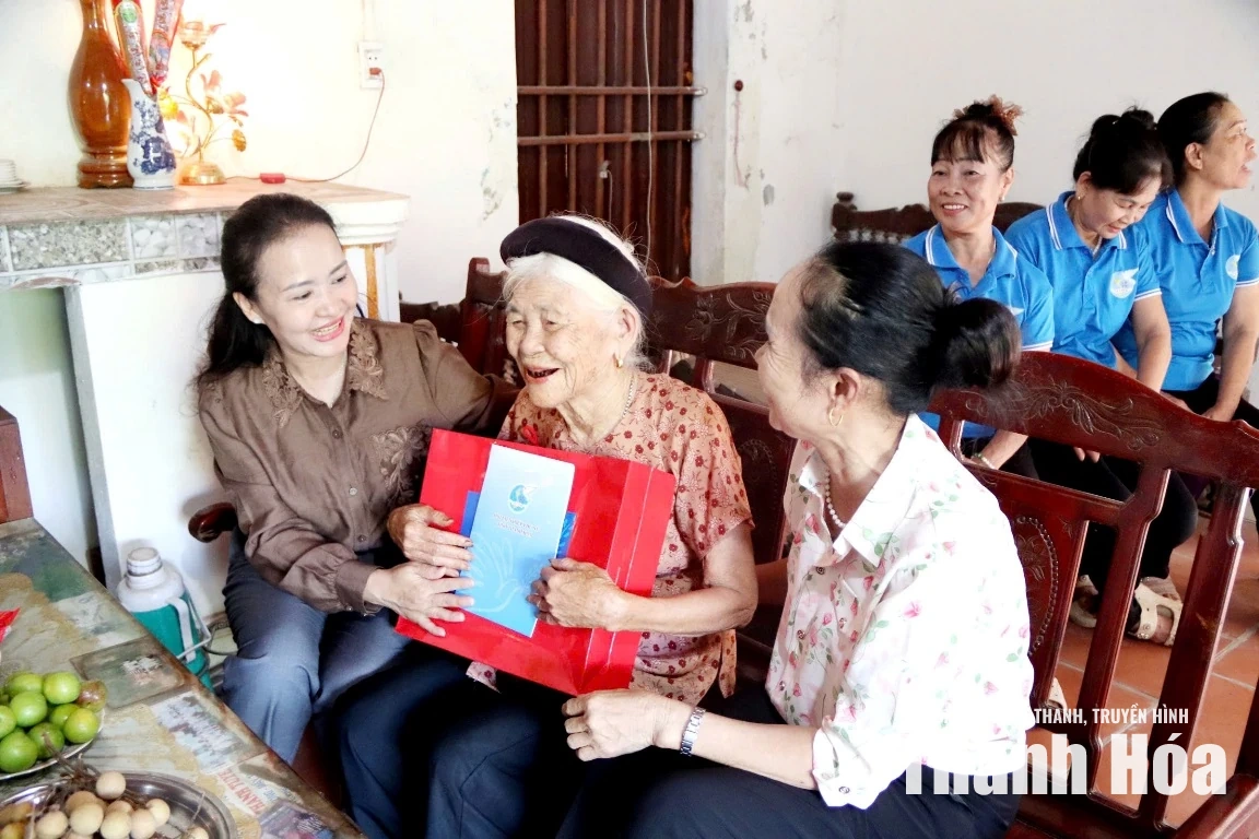 Hội LHPN tỉnh thăm, tặng quà Mẹ Việt Nam Anh hùng và thương binh