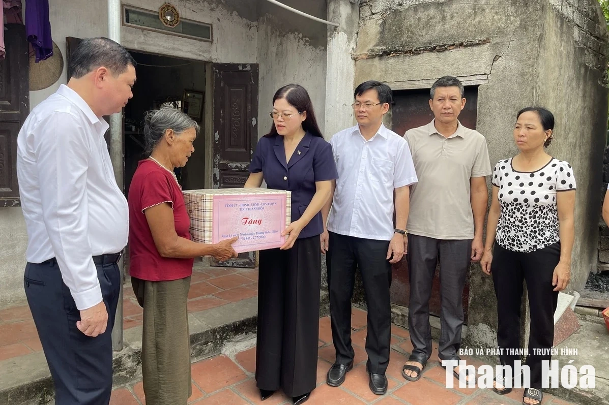 Phó Trưởng đoàn ĐBQH tỉnh Lương Thị Hoa viếng nghĩa trang liệt sĩ và thăm, tặng quà gia đình chính sách