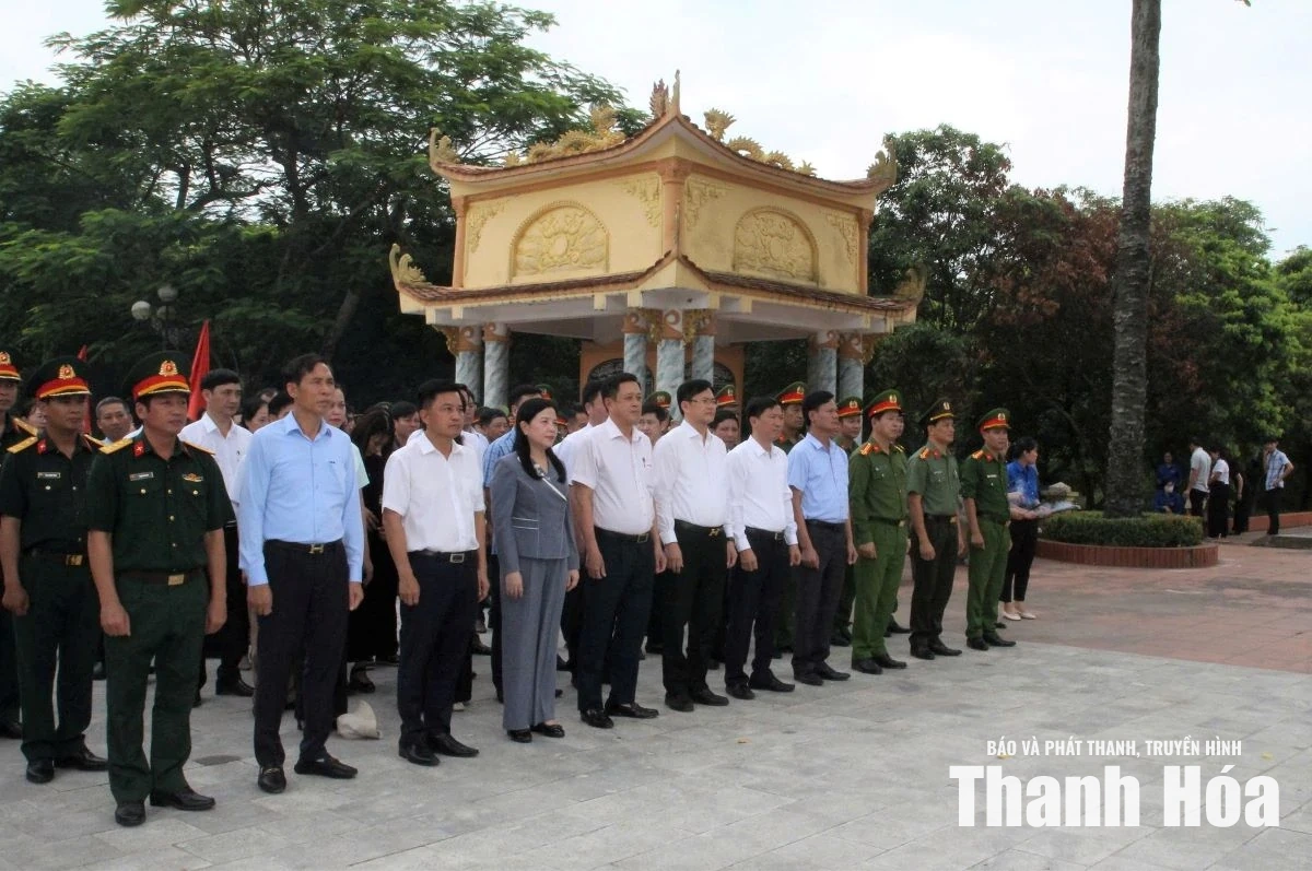Chủ nhiệm Ủy ban Kiểm tra Tỉnh ủy Phạm Thị Thanh Thủy viếng nghĩa trang liệt sĩ; thăm, tặng quà gia đình chính sách
