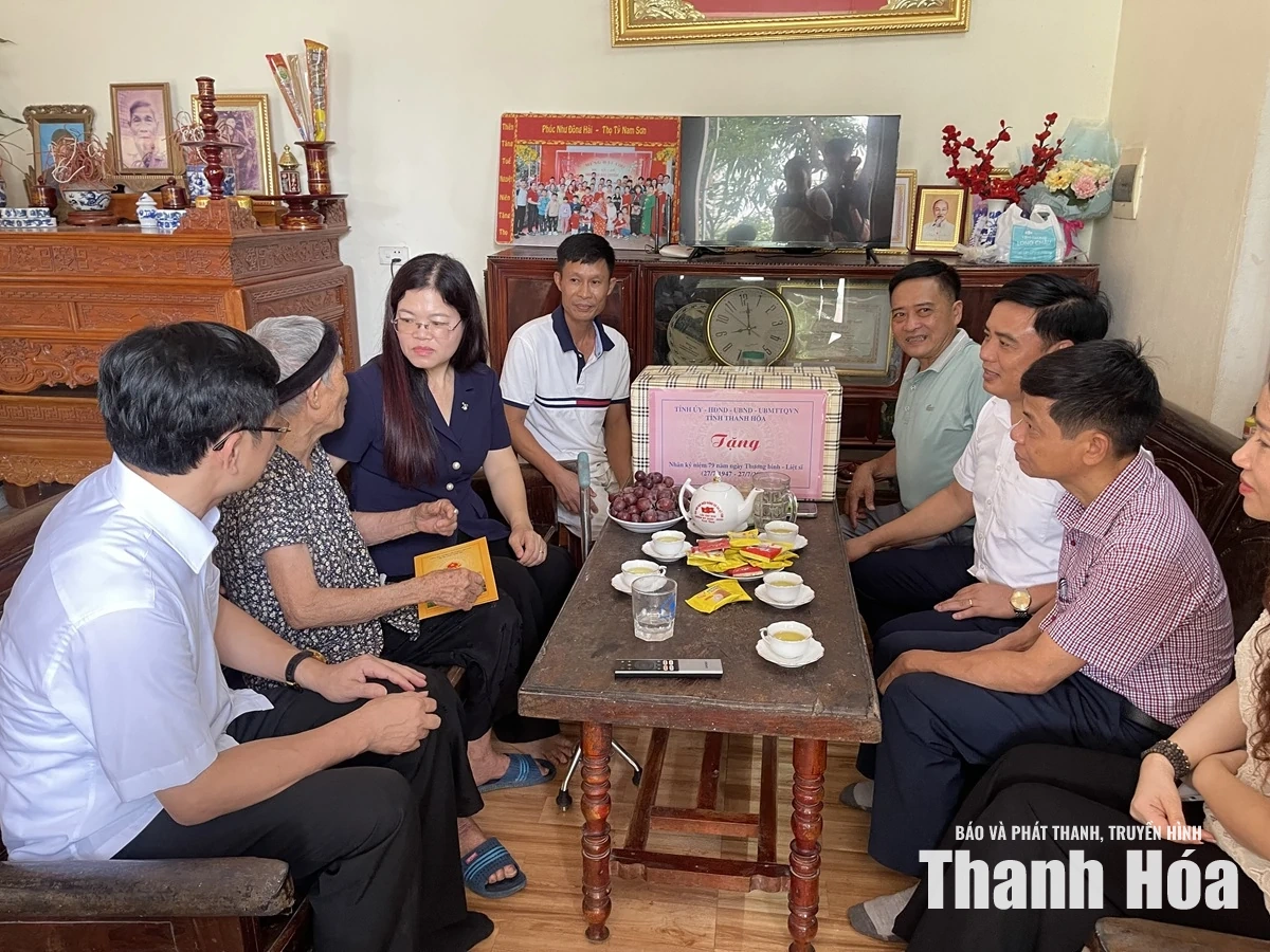 Phó Trưởng đoàn ĐBQH tỉnh Lương Thị Hoa viếng nghĩa trang liệt sĩ và thăm, tặng quà gia đình chính sách