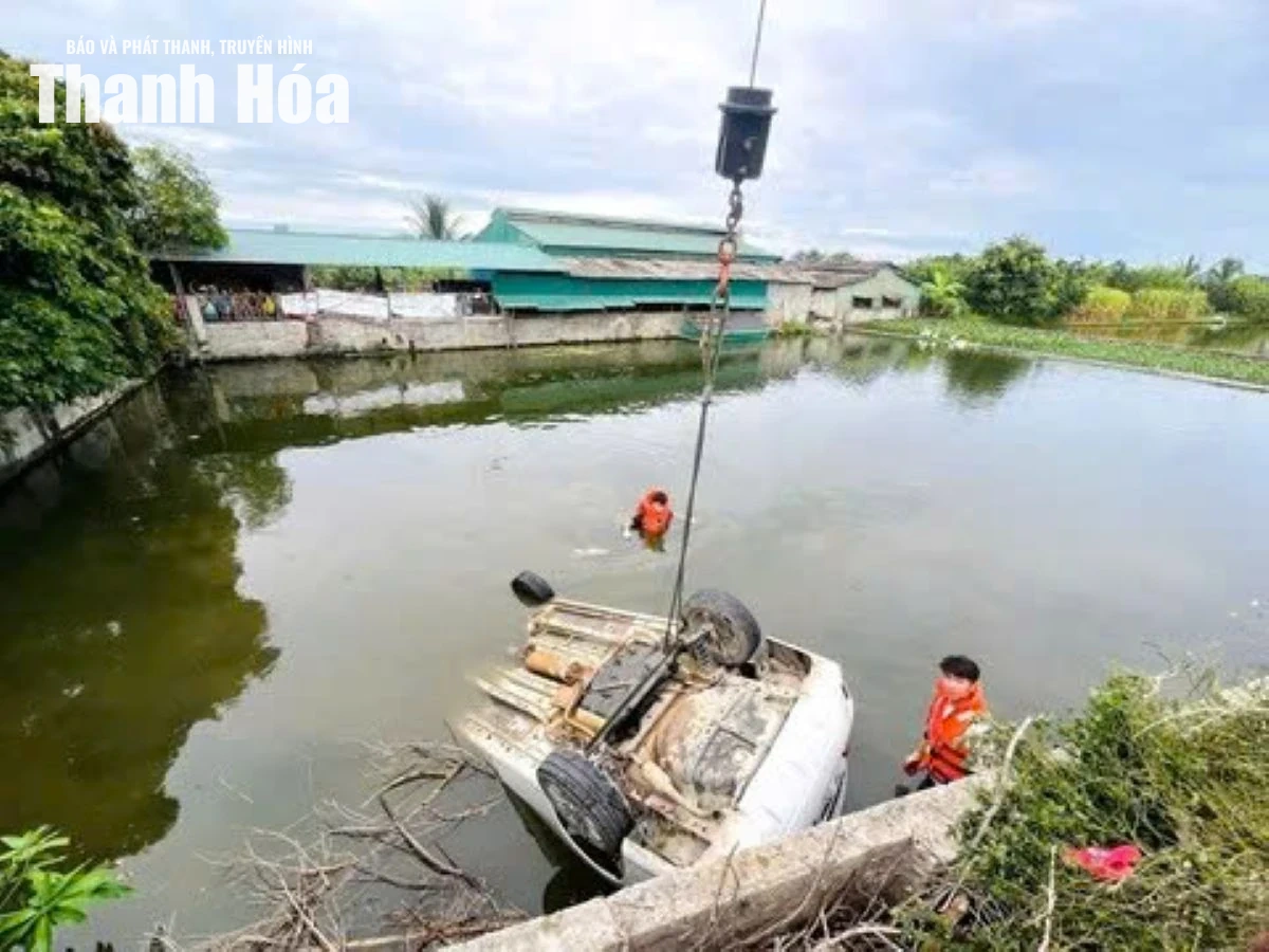 Xe ô tô lao xuống ao, một người tử vong