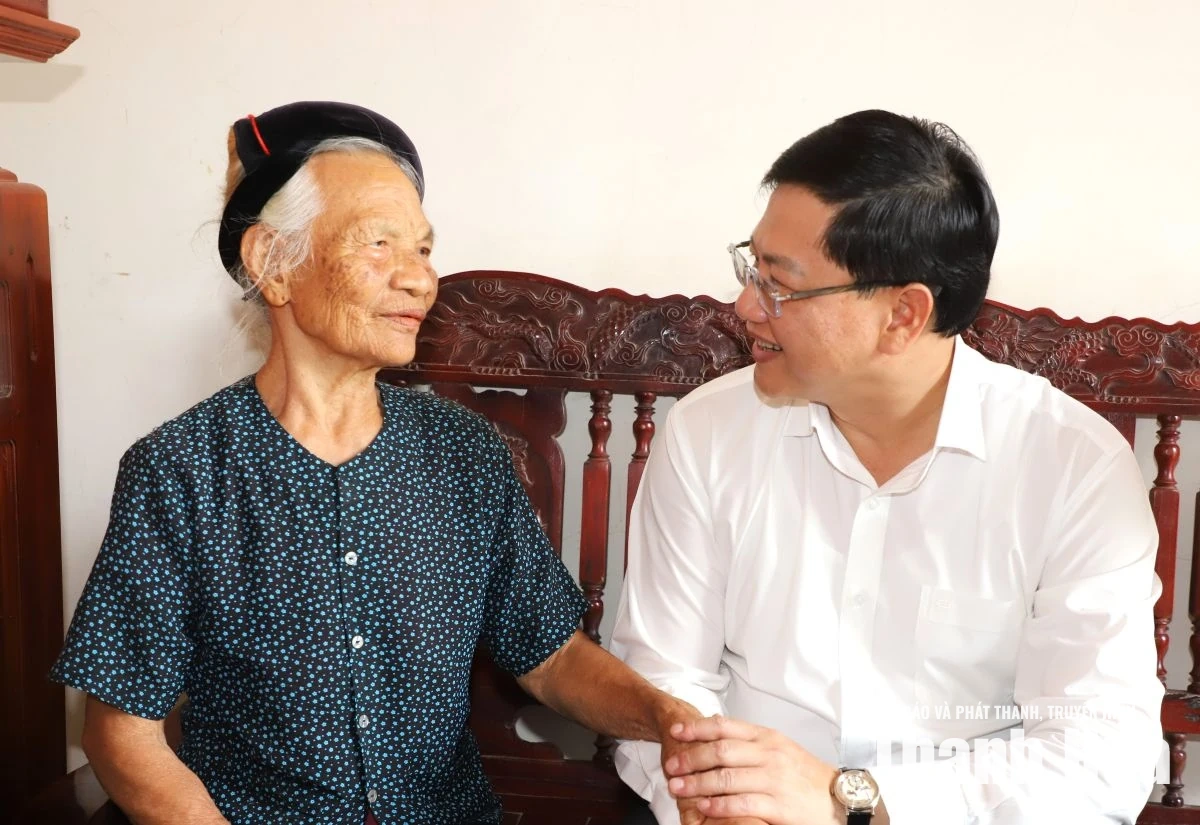 Phó Chủ tịch Thường trực UBND tỉnh Mai Xuân Liêm dâng hương tri ân các Anh hùng liệt sĩ; thăm, tặng quà người có công