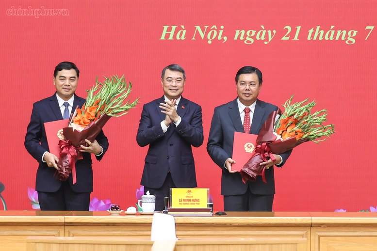 Thủ tướng Chính phủ trao quyết định bổ nhiệm đồng chí Nguyễn Hoài Anh giữ chức Thứ trưởng Thường trực Bộ Dân tộc và Tôn giáo
