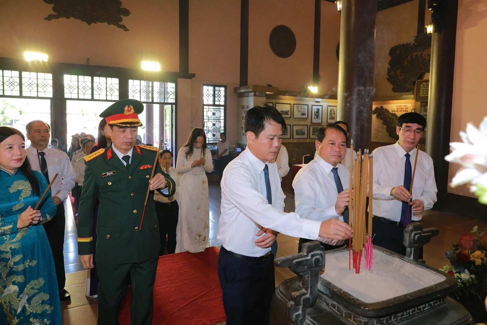 Đoàn đại biểu tỉnh Thanh Hóa dâng hương tưởng niệm Chủ tịch Hồ Chí Minh nhân kỷ niệm 79 năm Ngày Thương binh - Liệt sĩ