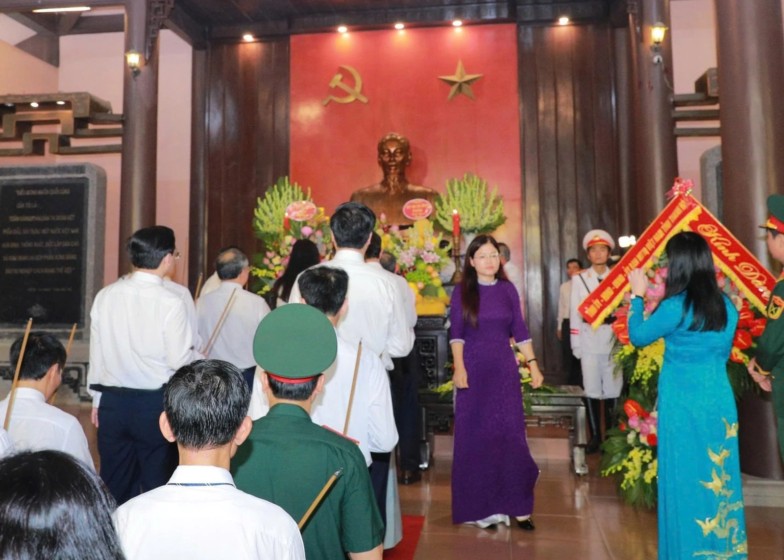 Đoàn đại biểu tỉnh Thanh Hóa dâng hương tưởng niệm Chủ tịch Hồ Chí Minh nhân kỷ niệm 79 năm Ngày Thương binh - Liệt sĩ