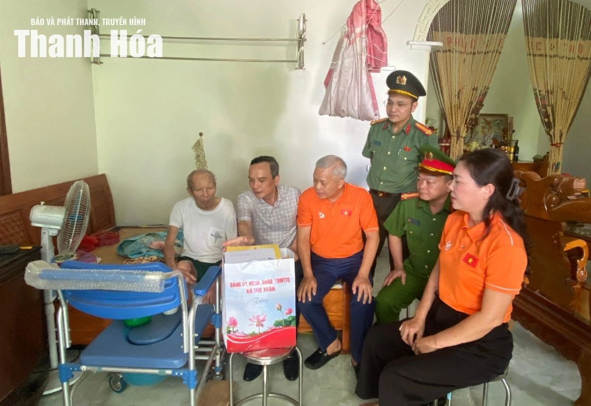Quỹ Kết nối yêu thương - Lan tỏa nhân ái trao tặng thiết bị y tế và tri ân người có công