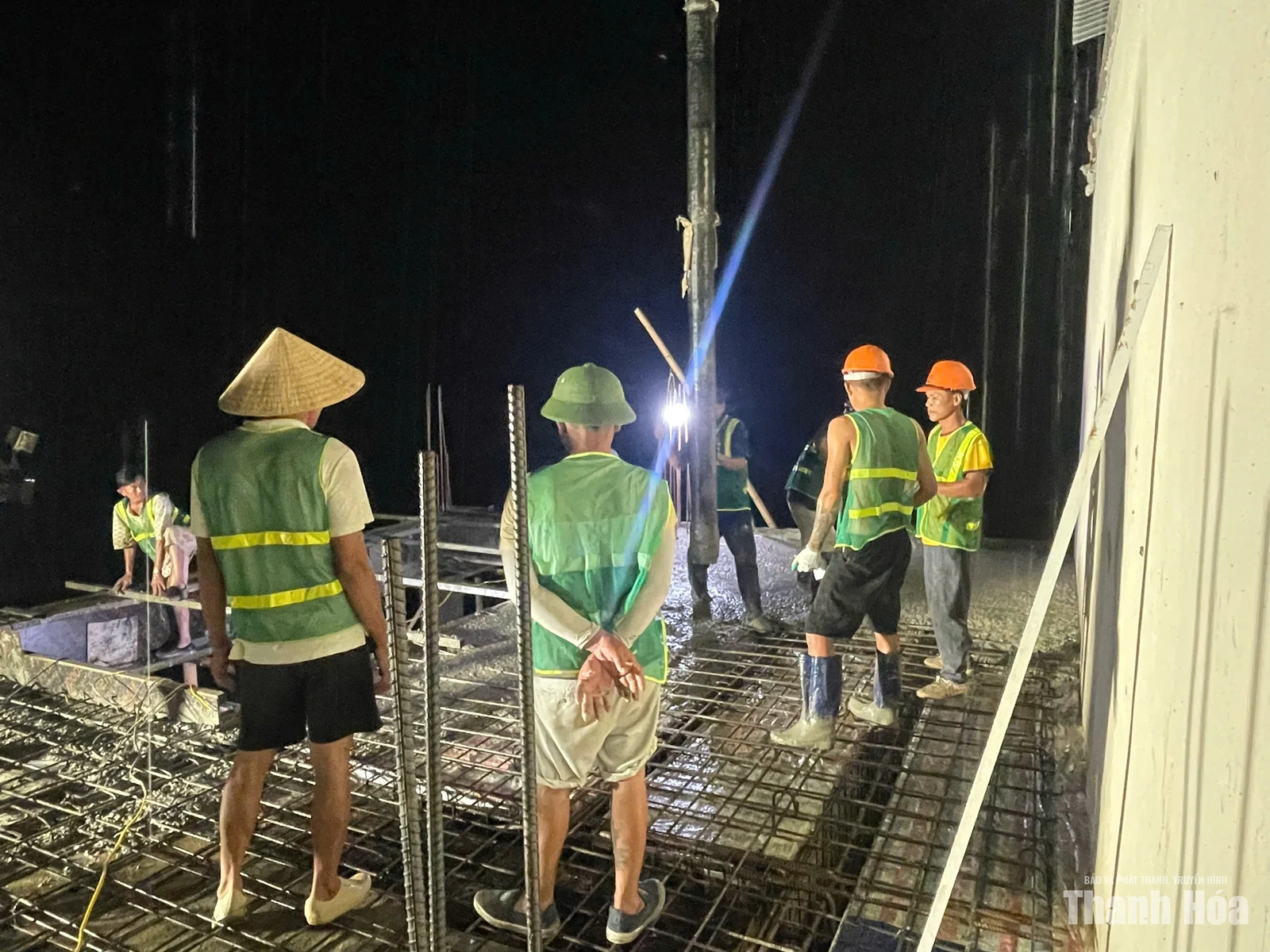 Xuyên đêm xây trường