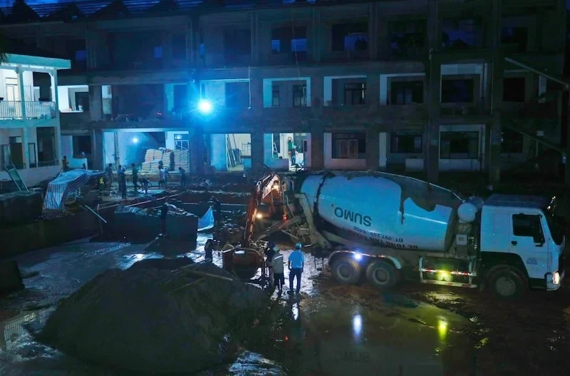 Trắng đêm thi công trường học ở xã biên giới Yên Khương