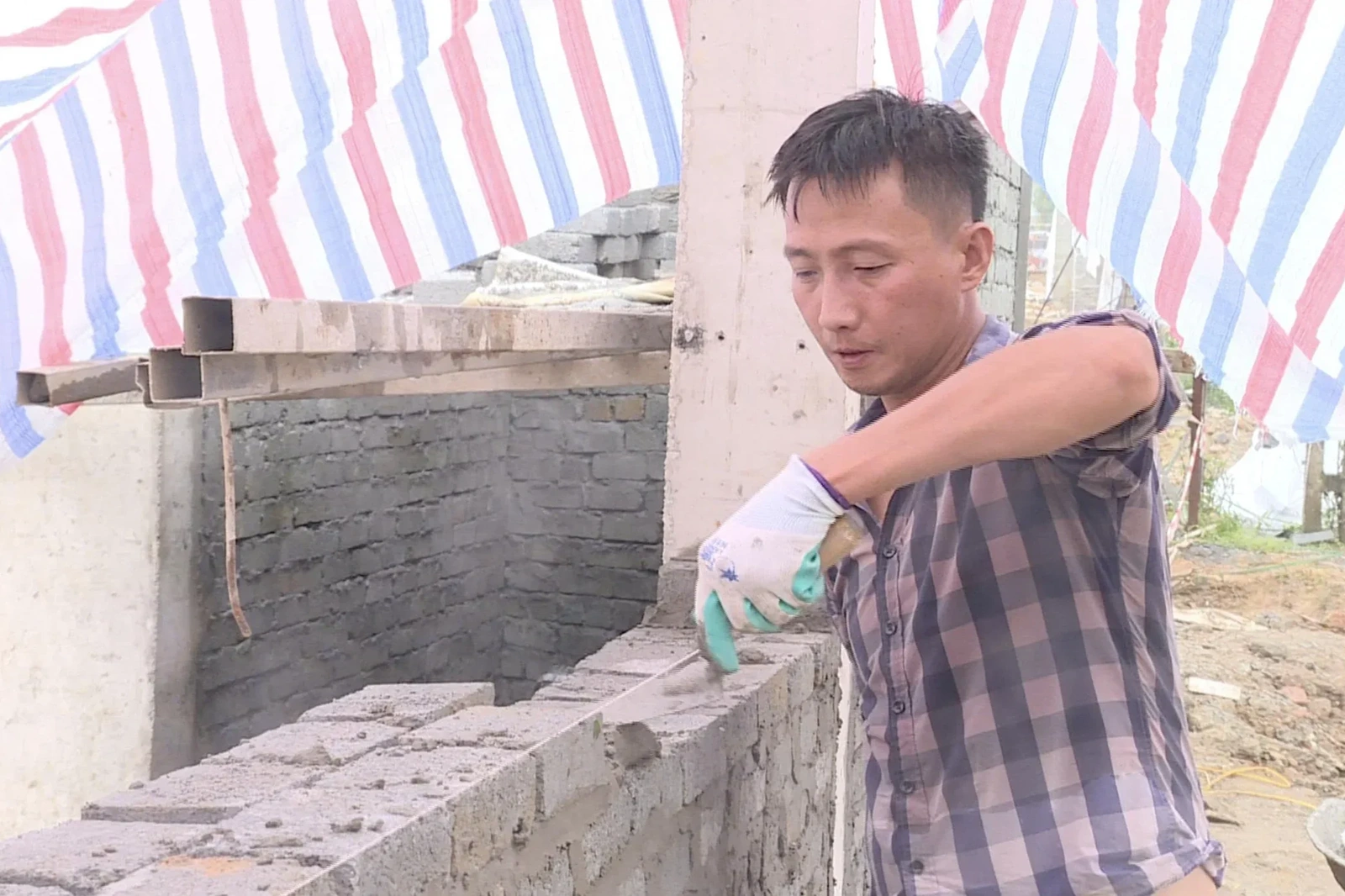 “Vượt nắng, thắng mưa” trên công trình Trường Nội trú liên cấp Tiểu học và THCS Sơn Thủy