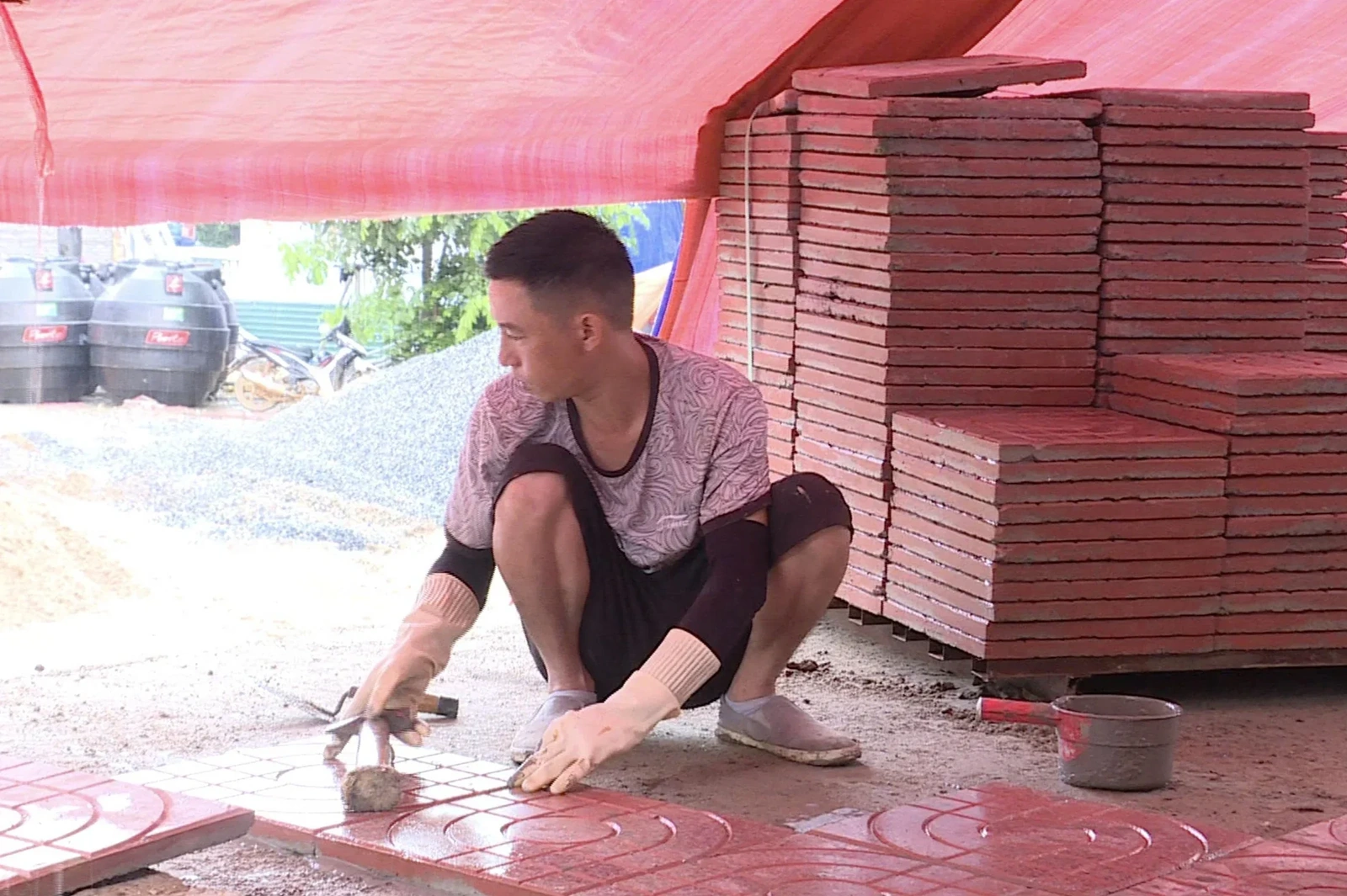 “Vượt nắng, thắng mưa” trên công trình Trường Nội trú liên cấp Tiểu học và THCS Sơn Thủy