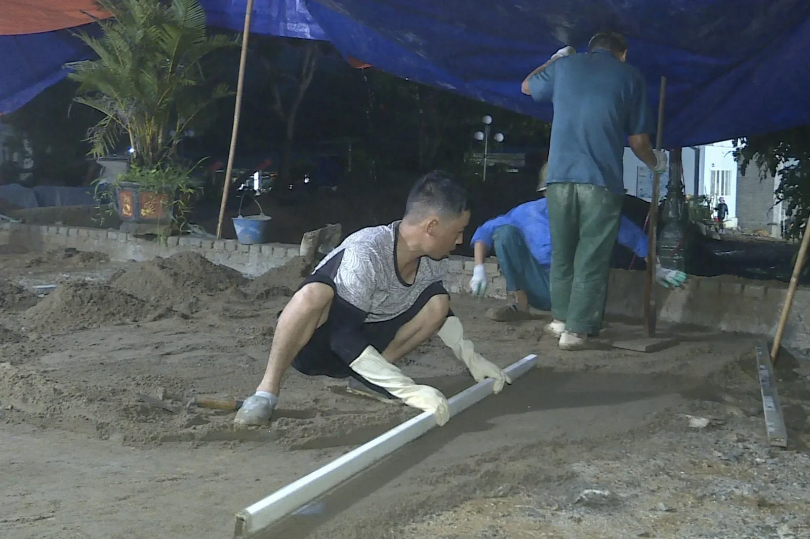 “Vượt nắng, thắng mưa” trên công trình Trường Nội trú liên cấp Tiểu học và THCS Sơn Thủy