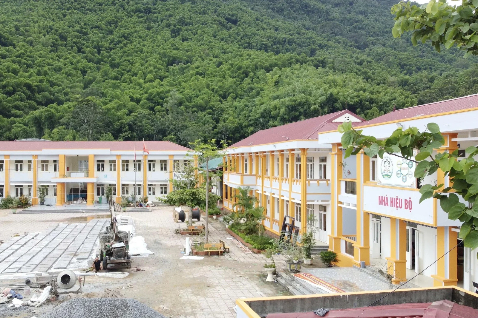 “Vượt nắng, thắng mưa” trên công trình Trường Nội trú liên cấp Tiểu học và THCS Sơn Thủy
